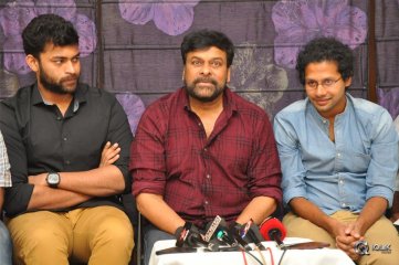Chiranjeevi Felicitates Tholi Prema Movie Team at His Home
